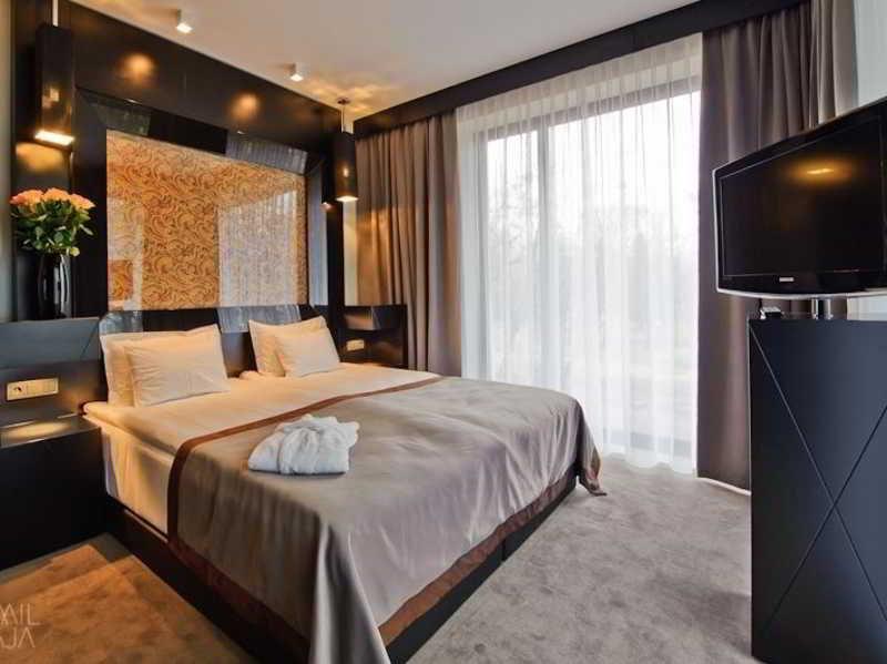 Platinum Palace Boutique Hotel & Spa Βρότσλαβ Δωμάτιο φωτογραφία A room at the hotel