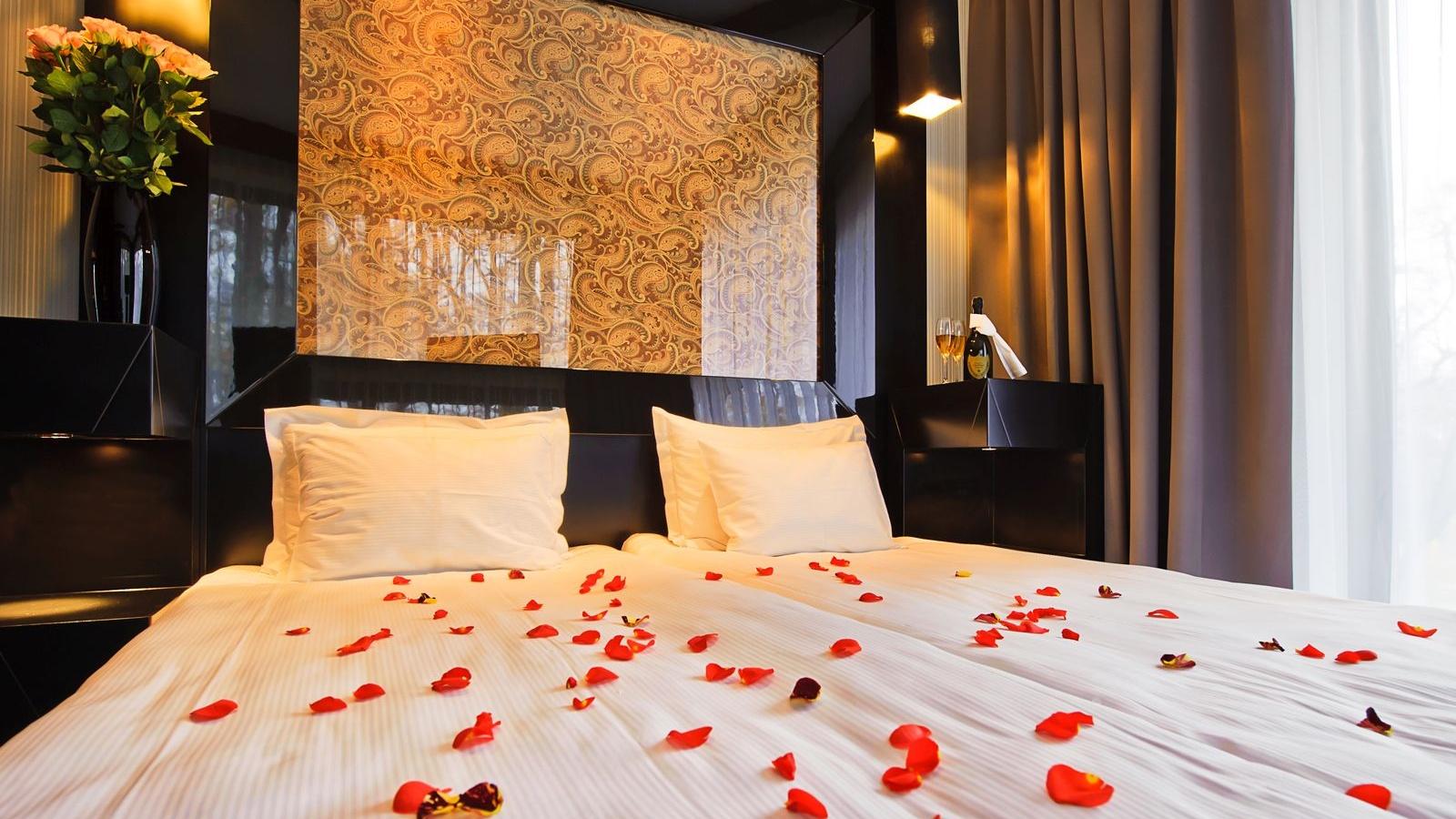 Platinum Palace Boutique Hotel & Spa Βρότσλαβ Εξωτερικό φωτογραφία A bed with rose petals