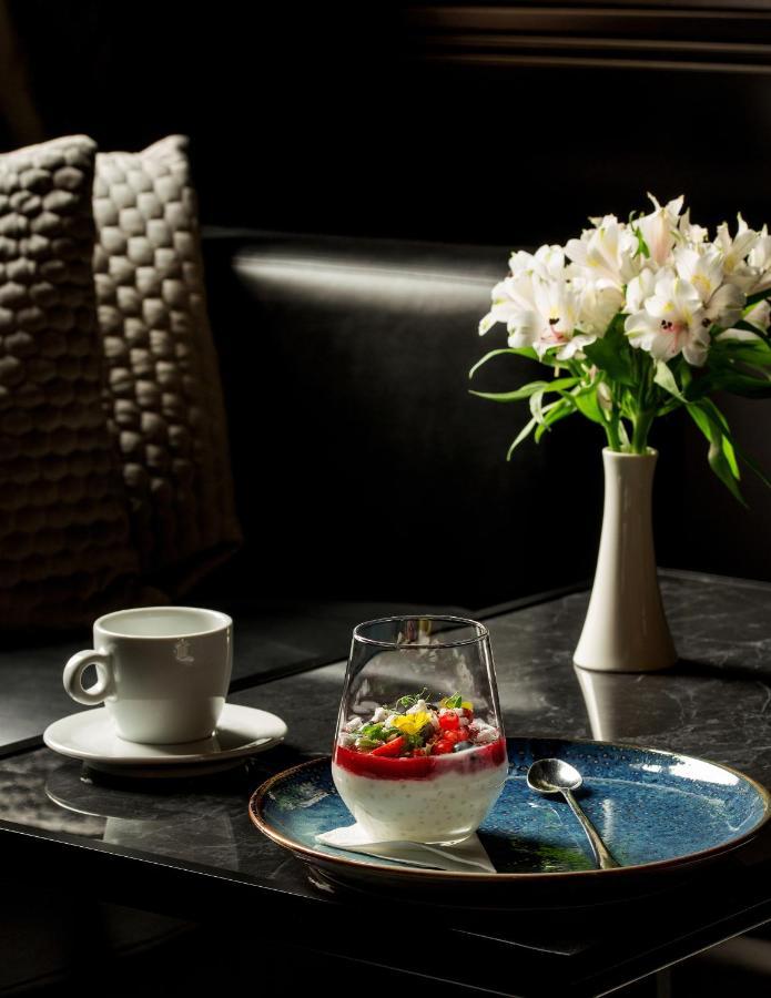Platinum Palace Boutique Hotel & Spa Βρότσλαβ Εξωτερικό φωτογραφία A cup of coffee and a vase of flowers