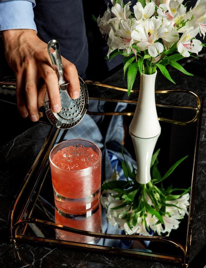Platinum Palace Boutique Hotel & Spa Βρότσλαβ Εξωτερικό φωτογραφία A bartender straining a cocktail
