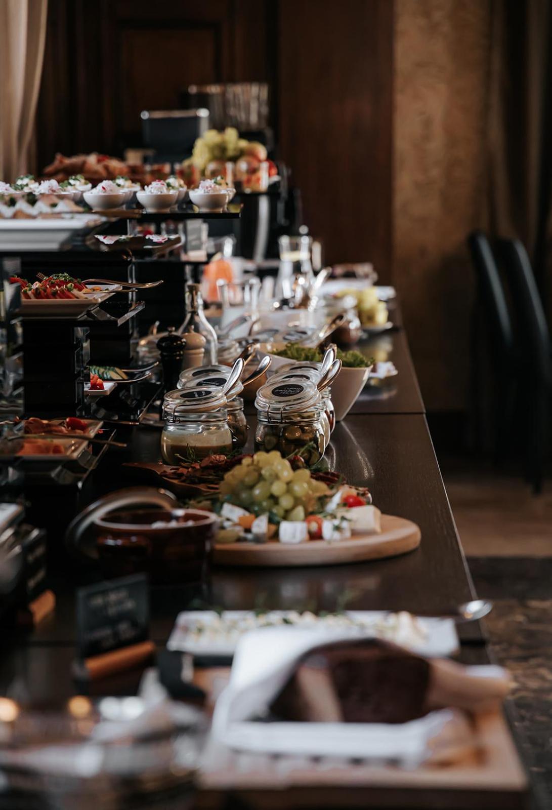 Platinum Palace Boutique Hotel & Spa Βρότσλαβ Εξωτερικό φωτογραφία A buffet at a restaurant