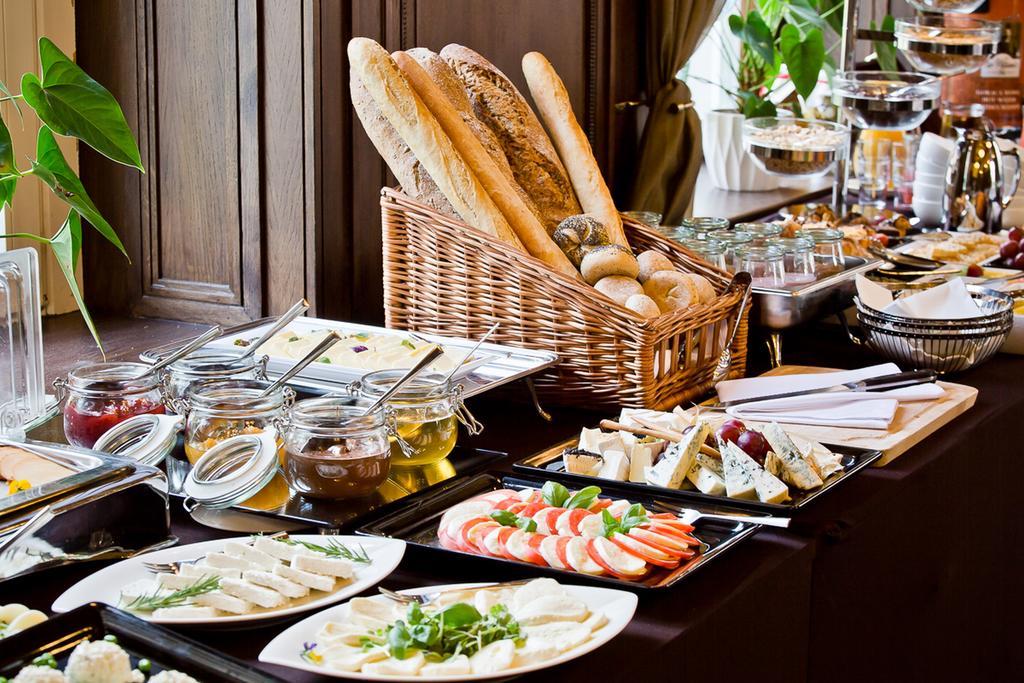 Platinum Palace Boutique Hotel & Spa Βρότσλαβ Εξωτερικό φωτογραφία A buffet