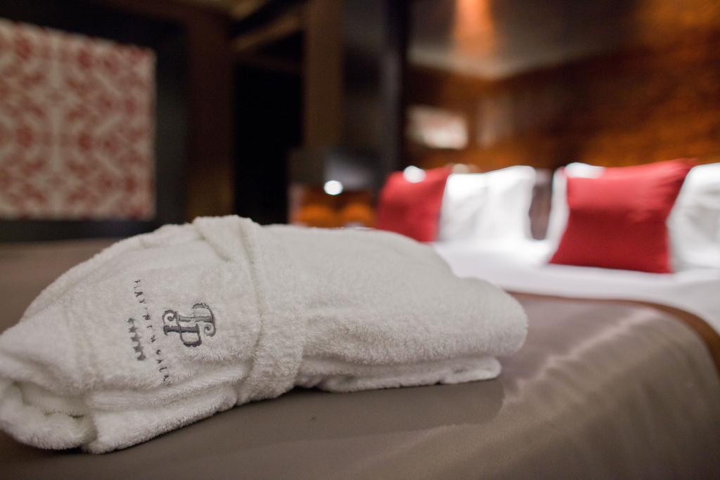 Platinum Palace Boutique Hotel & Spa Βρότσλαβ Εξωτερικό φωτογραφία A folded bathrobe